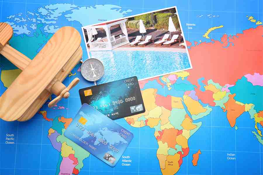 信用卡在世界地图背景。
