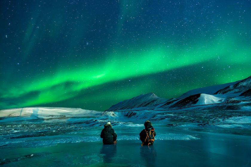 2 people watching the northern lights