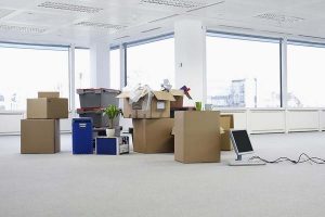 在办公室里移动的盒子和家具。