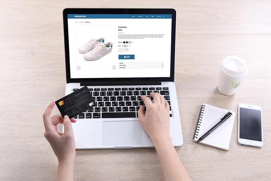 显示a customer ordering shoes online.