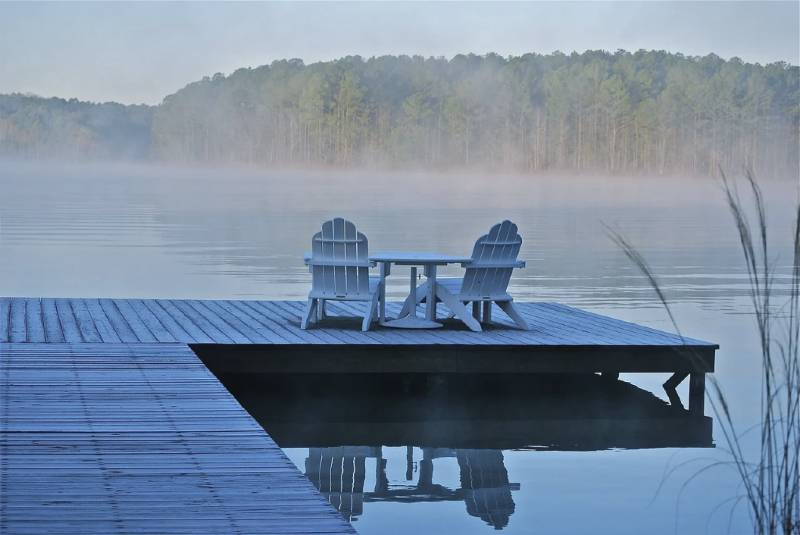 湖和椅子