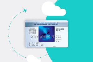 美国快递蓝色商务®加上与飞机和云彩的信用卡在背景。