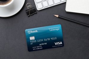 美国银行信用卡与铅笔咖啡笔记本和夹子