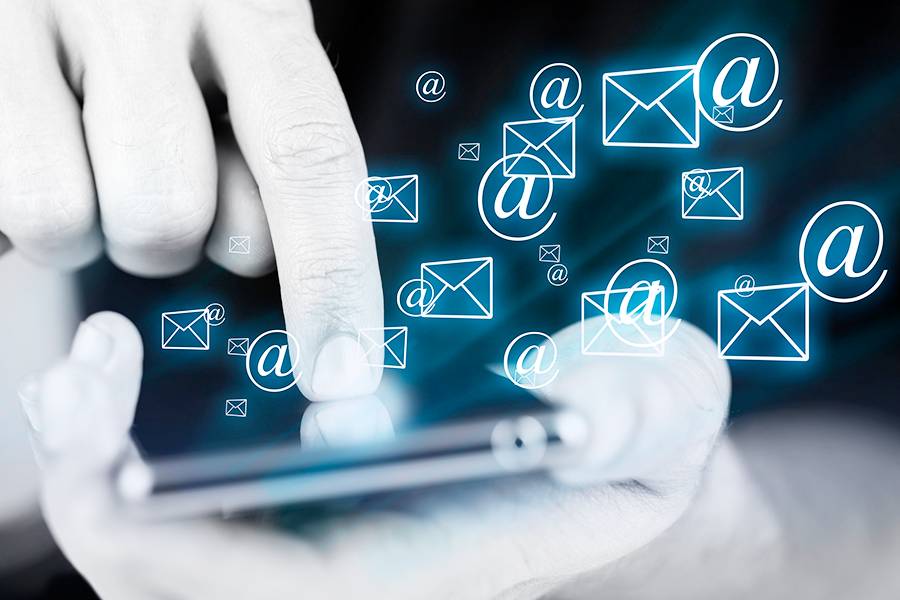 使用手机向不同地址发送多封电子邮件。