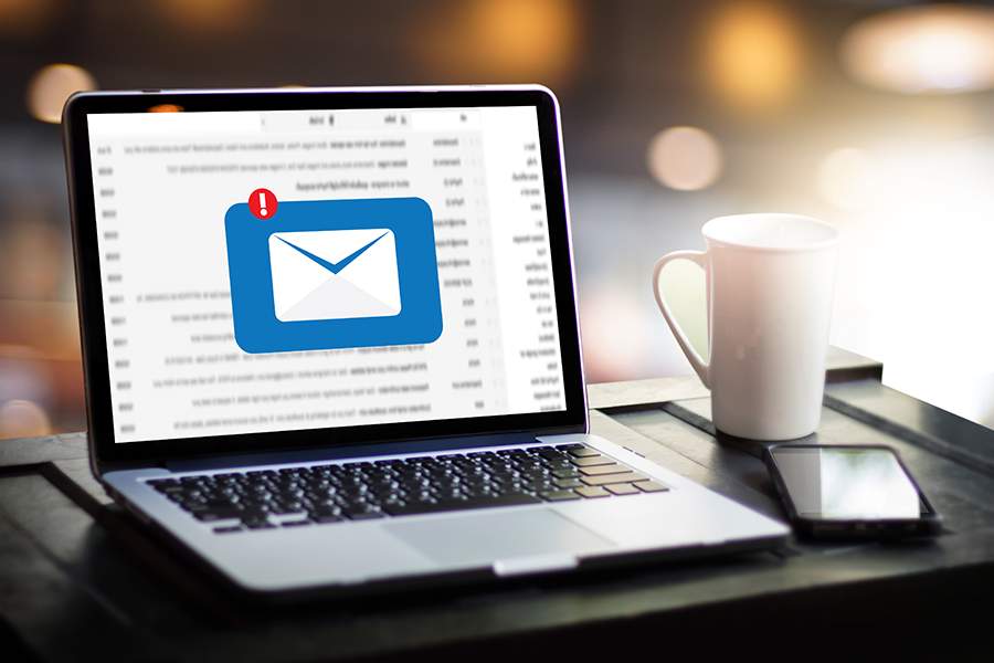 笔记本电脑与电子邮件通知屏幕图标。