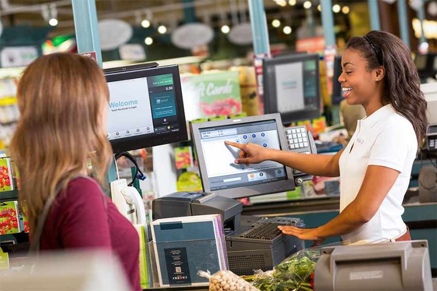 显示a customer and a cashier staff transacting.