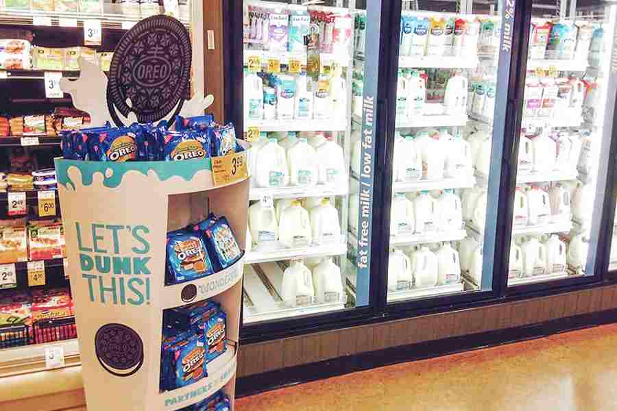 显示Let's Dunk This Oreo display.