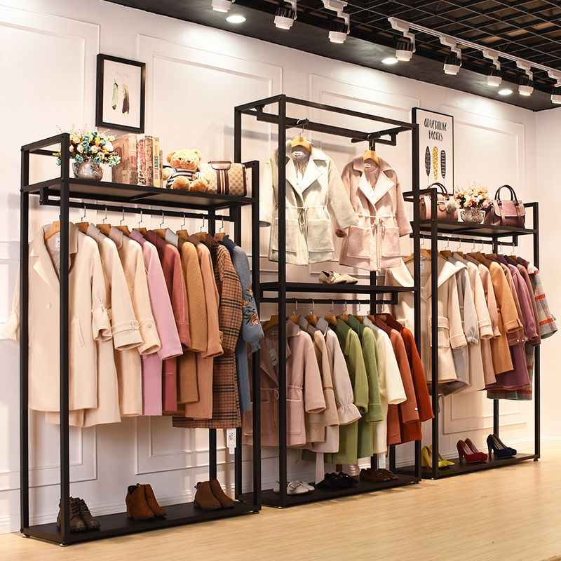 带架子的服装衣架。
