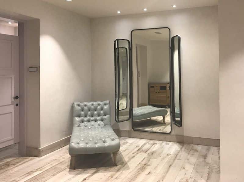 Screenshot of Mirror Outside Fitting Room