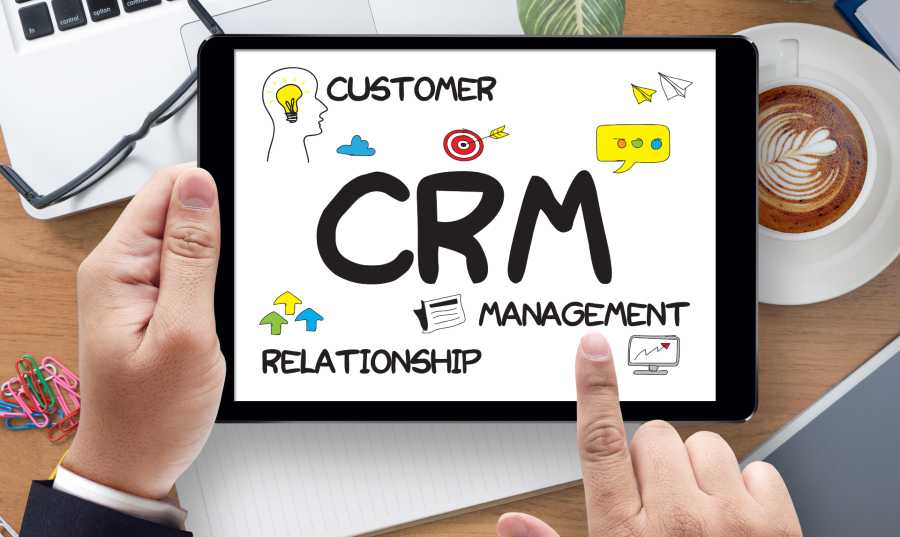 一位商人手持的平板电脑屏幕上的CRM。