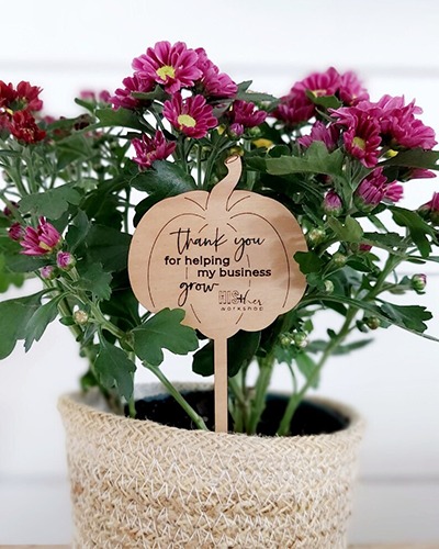 Gift example of flowers and wooden tag that says 