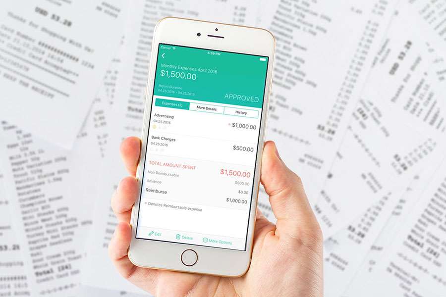 手拿着莫bile with Business expense tracker.