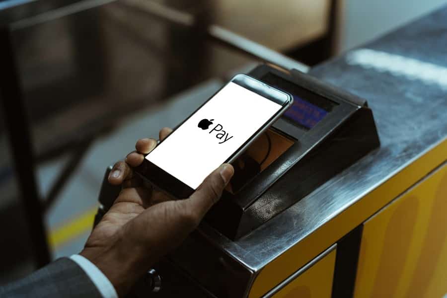 近距离shot of a man using Apple Pay paying for public transport.