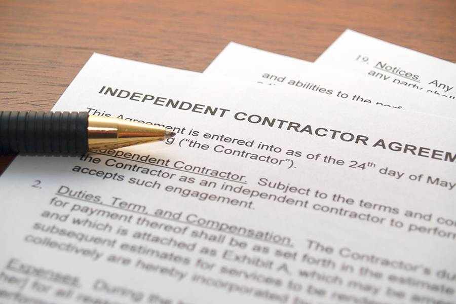 独立承包商协议表格与笔。