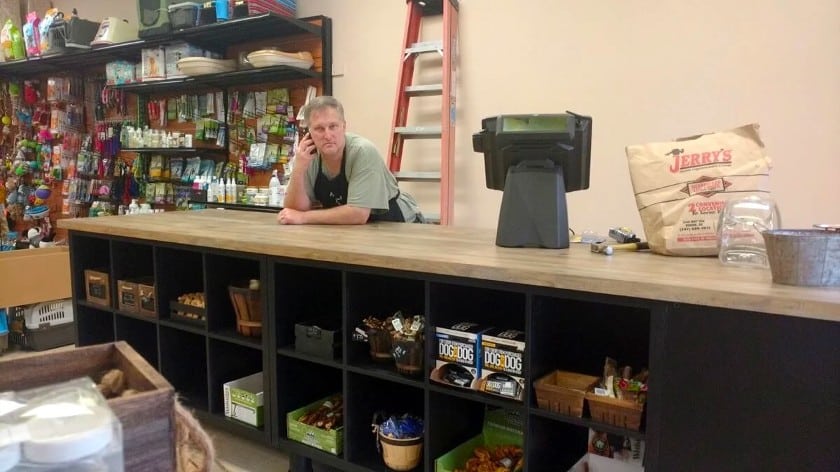 一个忙碌的职员在柜台上处理一个电话。