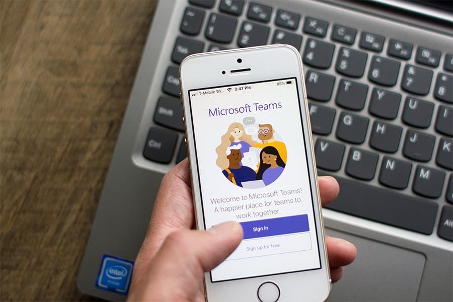 用户打开Microsoft Teams移动应用程序。