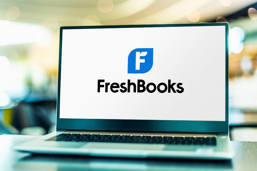 笔记本电脑屏幕上的Freshbook标志。