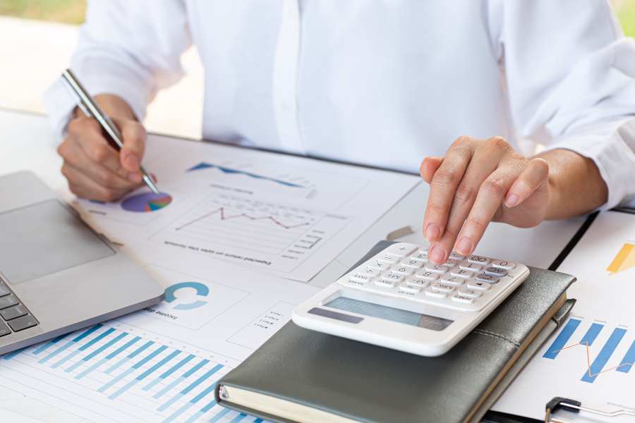 会计业务员计算收入支出和分析房地产投资数据。