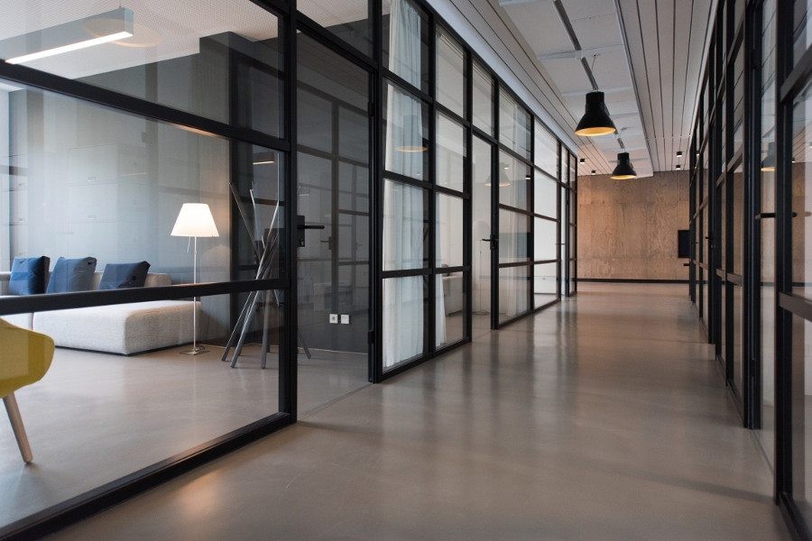 现代办公室，带有透明玻璃。