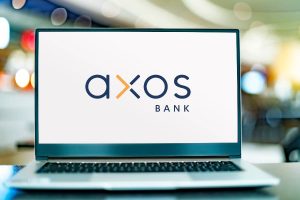 笔记本电脑屏幕上的Axos银行徽标discaly。