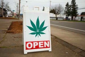 标牌上写着“开放”和大麻。