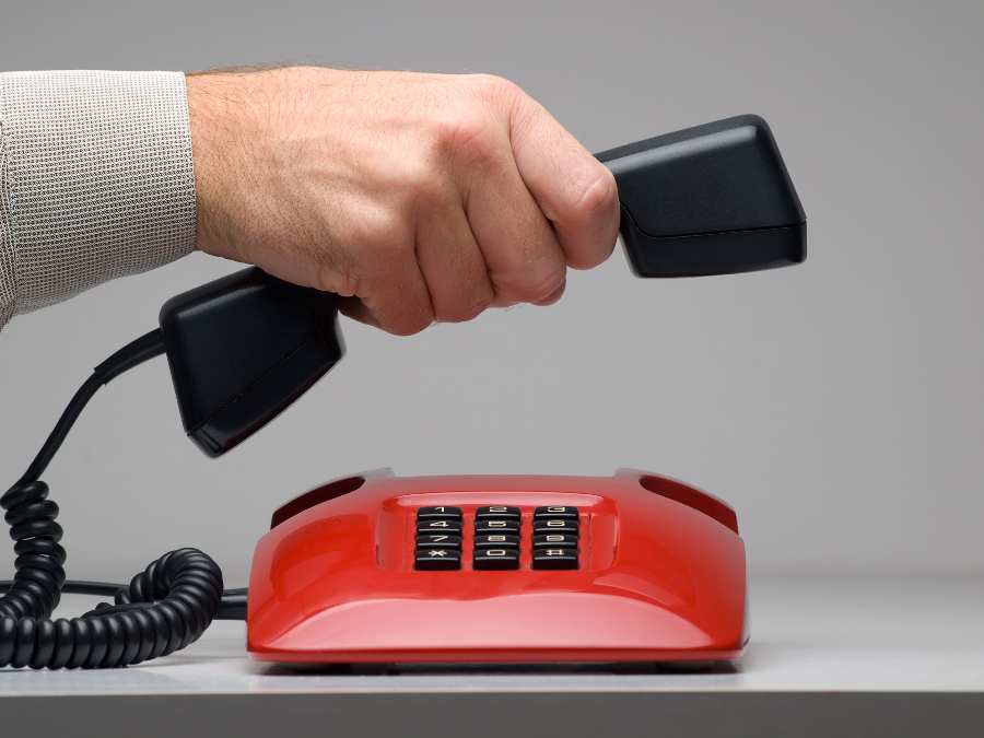 一只手红te回答一个电话lephone.