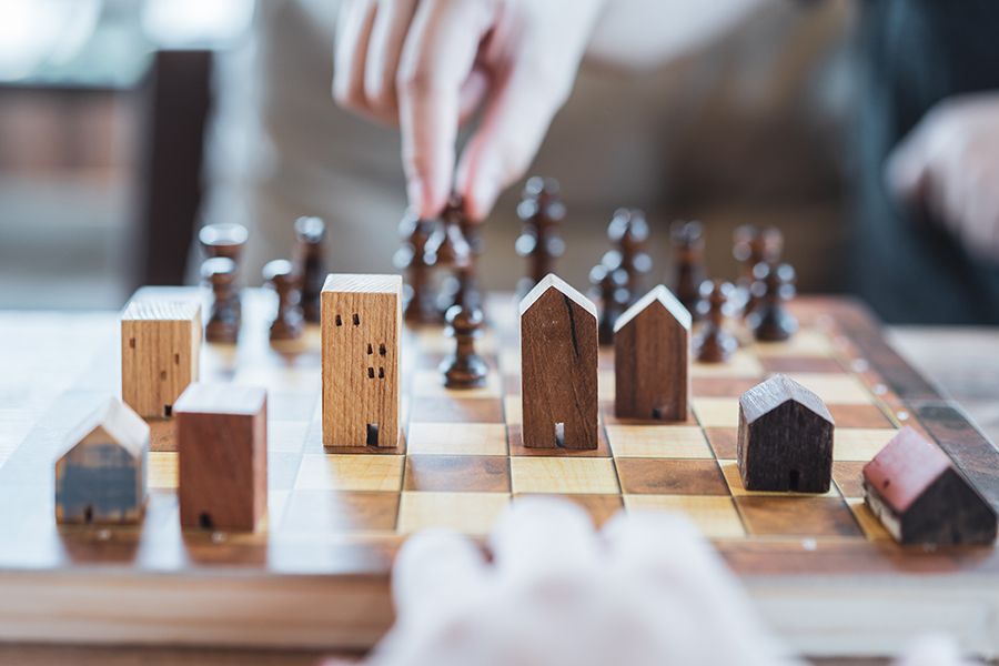 国际象棋比赛wooden house models as chess pieces
