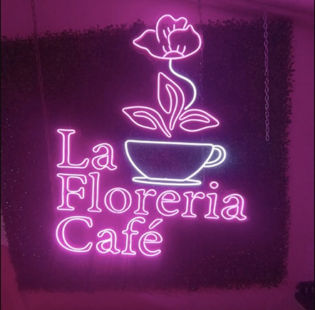 一家咖啡馆的霓虹灯广告