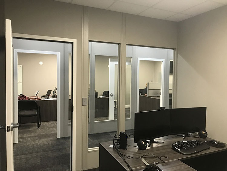 封闭的办公空间，在私人房间里有独立的工作站，玻璃门将它们分开。