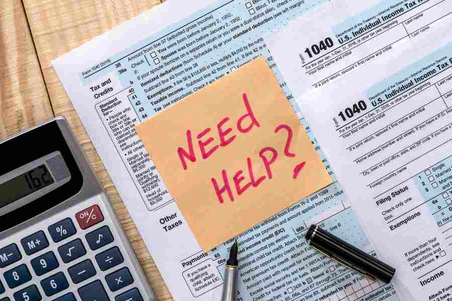 “需要帮助”写在一张贴在所得税申报表上方的便签上。