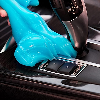 蓝色清洁胶腻子被用来清洁汽车变速杆。