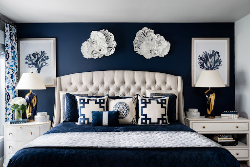 奢华卧室用浅灰色的墙和哑光导航y blue accent wall.