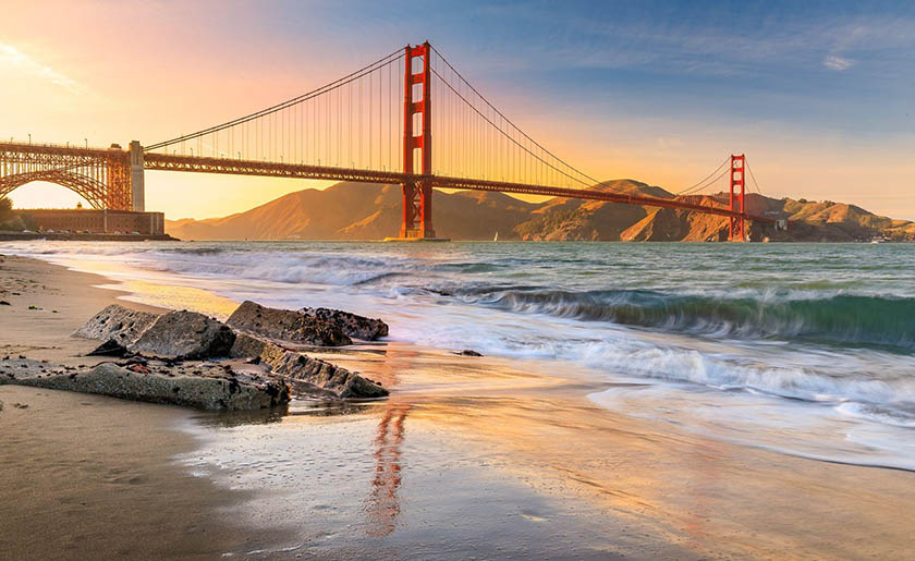 我mage of the Golden Gate Bridge over the water in San Francisco, California