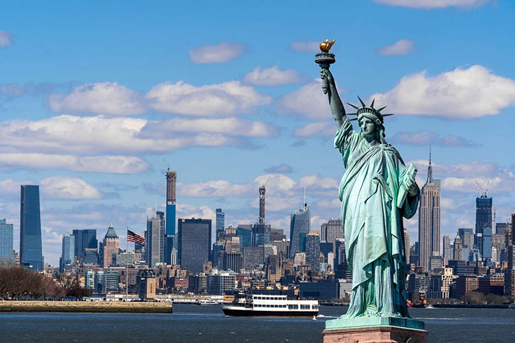 我mage of the Statue of Liberty and Lower Manhattan, New York.