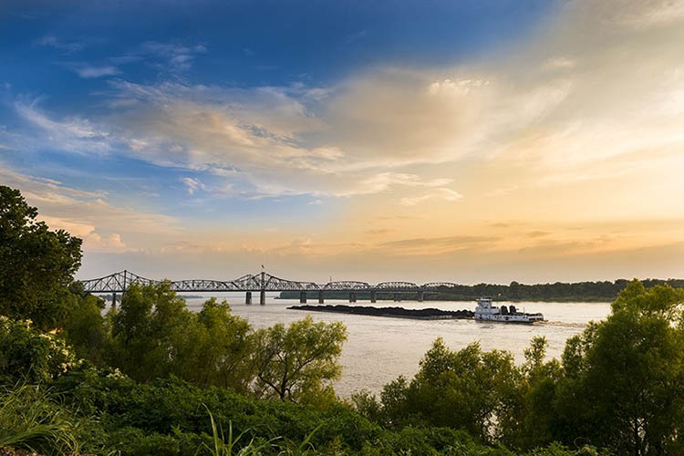 我mage of a Bridge over the water in Vicksburg, Mississippi.