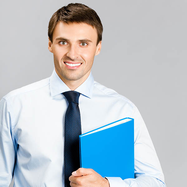 一位男性房地产助理，穿着衬衫，打着领带，腋下夹着一个蓝色文件夹。