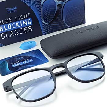 蓝色光眼镜与黑边加上案件，包装，和产品卡在白色背景。