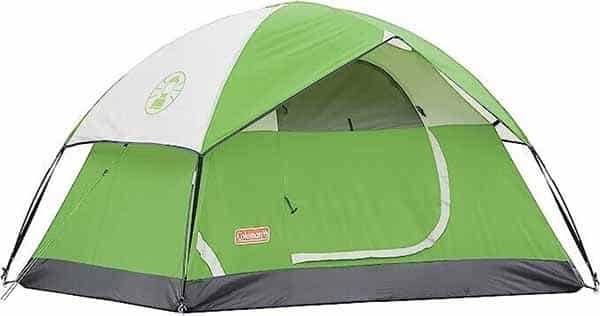 白色背景上的绿色露营帐篷。