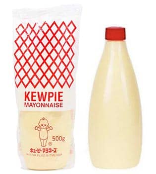 一个基比蛋黄酱瓶在包装和一个在白色背景外。