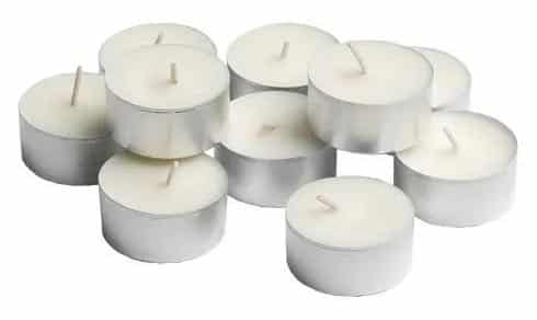 十支点茶的蜡烛在白色的背景上层层叠叠。