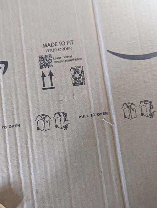 亚马逊的一些包裹上有文字帮助顾客轻松打开盒子。