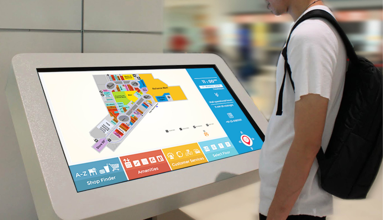 一名购物者在一个独立的数字显示器上查看商场地图。