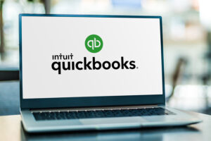 笔记本电脑有限公司mputer displaying logo of QuickBooks.